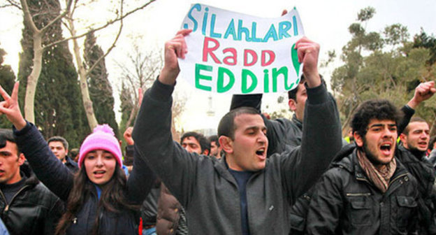 Protester at the rally in support of the city of Ismayilly residents holding a placard saying: ‘Keep your guns off us!’ Baku, January 26, 2013. Photo by Aziz Karimov for the ‘Caucasin Knot’. Protester at the rally in support of the city of Ismayilly residents holding a placard saying: ‘Keep your guns off us!’ Baku, January 26, 2013. Photo by Aziz Karimov for the ‘Caucasin Knot’.