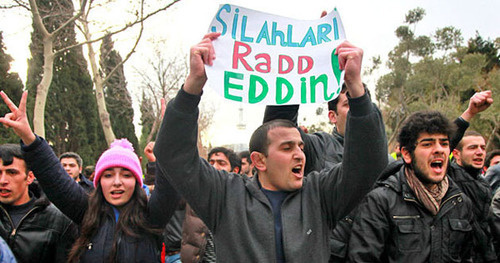 Protester at the rally in support of the city of Ismayilly residents holding a placard saying: ‘Keep your guns off us!’ Baku, January 26, 2013. Photo by Aziz Karimov for the ‘Caucasin Knot’. Protester at the rally in support of the city of Ismayilly residents holding a placard saying: ‘Keep your guns off us!’ Baku, January 26, 2013. Photo by Aziz Karimov for the ‘Caucasin Knot’.