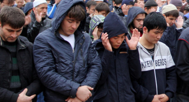 Moscow, Prospect Mira, October 4, 2014. Muslim worshipers pray at the Cathedral Mosque on the day of Eid al-Adha. Photo by Magomed Tuayev for the ‘Caucasian Knot’. Moscow, Prospect Mira, October 4, 2014. Muslim worshipers pray at the Cathedral Mosque on the day of Eid al-Adha. Photo by Magomed Tuayev for the ‘Caucasian Knot’.