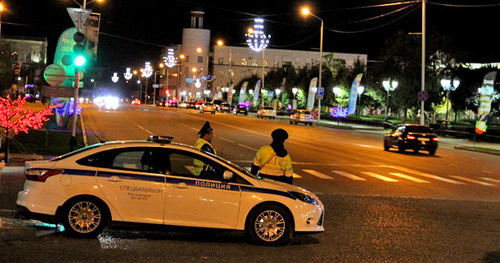Police car in Isaev Avenue, near the spot of the explosion. Grozny, October 5, 2014. Photo by Magomed Magomedov for the "Caucasian Knot" Police car in Isaev Avenue, near the spot of the explosion. Grozny, October 5, 2014. Photo by Magomed Magomedov for the "Caucasian Knot"