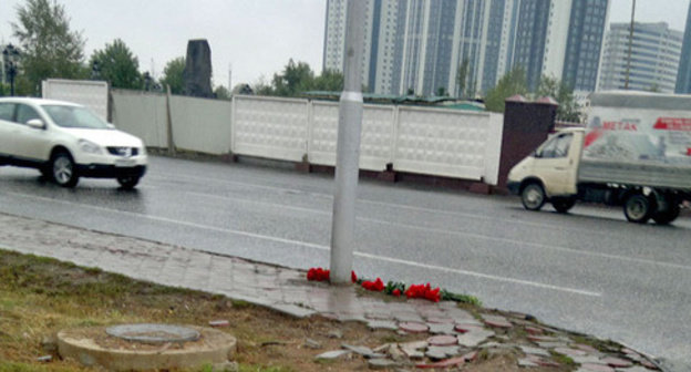 Flowers at the place where policemen perished. Grozny, October 6, 2014. Photo by the "Caucasian Knot" correspondent Flowers at the place where policemen perished. Grozny, October 6, 2014. Photo by the "Caucasian Knot" correspondent