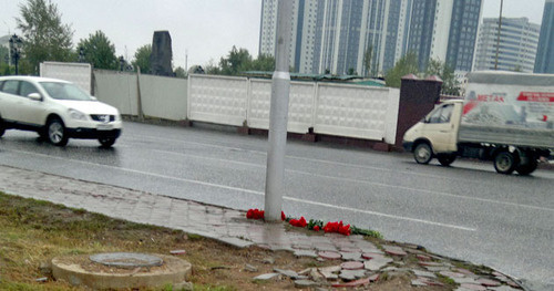 Flowers at the place where policemen perished. Grozny, October 6, 2014. Photo by the "Caucasian Knot" correspondent Flowers at the place where policemen perished. Grozny, October 6, 2014. Photo by the "Caucasian Knot" correspondent