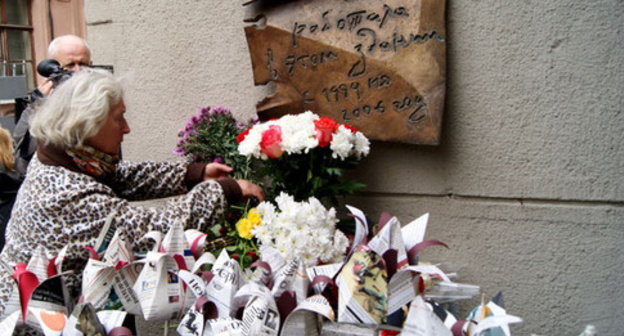 Laying of flowers at the memorial plaque of Anna Politkovskaya. Moscow, October 7, 2014. Photo by Aida Magomedova for the "Caucasian Knot" Laying of flowers at the memorial plaque of Anna Politkovskaya. Moscow, October 7, 2014. Photo by Aida Magomedova for the "Caucasian Knot"