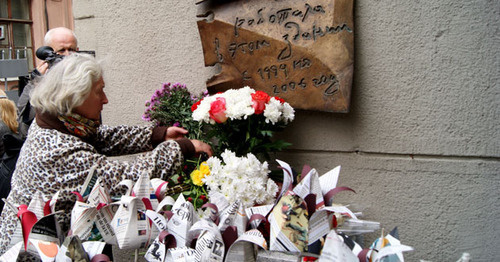 Laying of flowers at the memorial plaque of Anna Politkovskaya. Moscow, October 7, 2014. Photo by Aida Magomedova for the "Caucasian Knot" Laying of flowers at the memorial plaque of Anna Politkovskaya. Moscow, October 7, 2014. Photo by Aida Magomedova for the "Caucasian Knot"