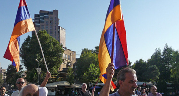 Armenian flags at the protest action in Yerevan, September 2014. Photo by Armine Martirosyan for the "Caucasian Knot" Armenian flags at the protest action in Yerevan, September 2014. Photo by Armine Martirosyan for the "Caucasian Knot"