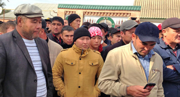 A protest action demanding to punish the persons responsible for the death of Asanov. The village of Terekli-Mekteb, October 8, 2014. Photo by Patimat Makhmudova for the "Caucasian Knot" A protest action demanding to punish the persons responsible for the death of Asanov. The village of Terekli-Mekteb, October 8, 2014. Photo by Patimat Makhmudova for the "Caucasian Knot"