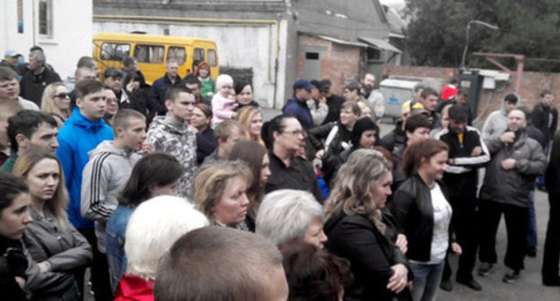 Protest action after the fight in the hospital of the city of Mineralnye Vody. September 28, 2014. Photo: Bloknot Stavropol http://bloknot-stavropol.ru/news/more/na-mitinge-v-minvodah-policija-dokazyvala-chto-cakanjan---kazak-a-ne-sotrudnik-policii Protest action after the fight in the hospital of the city of Mineralnye Vody. September 28, 2014. Photo: Bloknot Stavropol http://bloknot-stavropol.ru/news/more/na-mitinge-v-minvodah-policija-dokazyvala-chto-cakanjan---kazak-a-ne-sotrudnik-policii