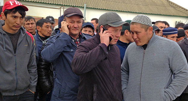 People attenting the rally were not only from local districts but from other parts of Russia as well. October 8, 2014. Photo by Patimat Makhmudova for the ‘Caucasian Knot’. People attenting the rally were not only from local districts but from other parts of Russia as well. October 8, 2014. Photo by Patimat Makhmudova for the ‘Caucasian Knot’.
