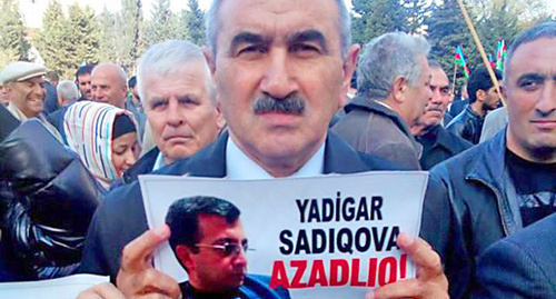 Father of prisoner of conscience Faraj Kerimli holding photo of another prisoner of conscience – Yadigyar Sadygov. Photo: RFE/RL http://www.radioazadlyg.ru/content/article/26633207.html Father of prisoner of conscience Faraj Kerimli holding photo of another prisoner of conscience – Yadigyar Sadygov. Photo: RFE/RL http://www.radioazadlyg.ru/content/article/26633207.html