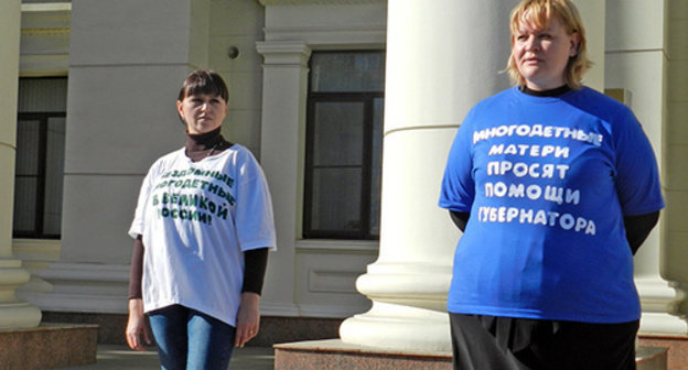Participants of the action in Volgograd, October 13, 2014. Photo by Tatiana Filimonova for the ‘Caucasian Knot’. Participants of the action in Volgograd, October 13, 2014. Photo by Tatiana Filimonova for the ‘Caucasian Knot’.