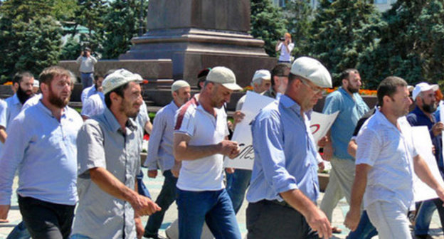 Funeral procession in connection with the murder of journalist Akhmednabi Akhmednabiev. Makhachkala, July 9, 2013. Photo by Patimat Makhmudova for the ‘Caucasian Knot’. Funeral procession in connection with the murder of journalist Akhmednabi Akhmednabiev. Makhachkala, July 9, 2013. Photo by Patimat Makhmudova for the ‘Caucasian Knot’.