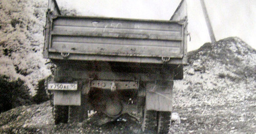 A car Raisa Kosumova was driving when she got under a mortar attack. Vedeno District of Chechnya, June 7, 2003. Photo from the archive of the Committee against Torture. A car Raisa Kosumova was driving when she got under a mortar attack. Vedeno District of Chechnya, June 7, 2003. Photo from the archive of the Committee against Torture.