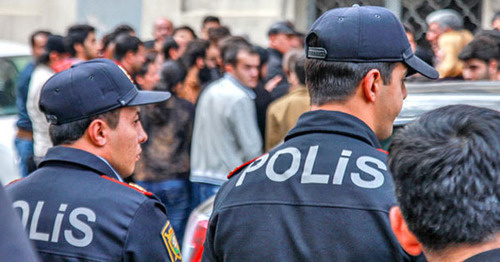 Law enforcement officers near the court building where the case of Nida activists is considered, Baku, November 5, 2013. Photo by Aziz Karimov for the ‘Caucasian Knot’. Law enforcement officers near the court building where the case of Nida activists is considered, Baku, November 5, 2013. Photo by Aziz Karimov for the ‘Caucasian Knot’.
