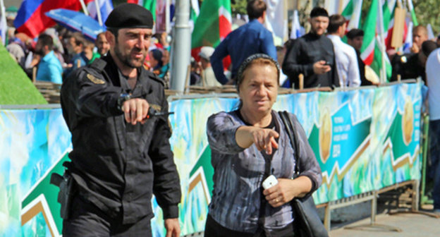 Law enforcers and an elderly woman in a street of Grozny, September 2014. Photo by Magomed Magomedov for the "Caucasian Knot" Law enforcers and an elderly woman in a street of Grozny, September 2014. Photo by Magomed Magomedov for the "Caucasian Knot"