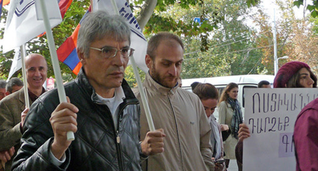Participant of a march, Yerevan, October 21, 2014. Photo by Armine Martirosyan for the "Caucasian Knot" Participant of a march, Yerevan, October 21, 2014. Photo by Armine Martirosyan for the "Caucasian Knot"