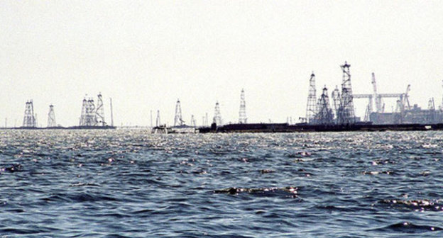 Oil derricks. Photo: Bruno Girin on Flickr https://ru.wikipedia.org Oil derricks. Photo: Bruno Girin on Flickr https://ru.wikipedia.org