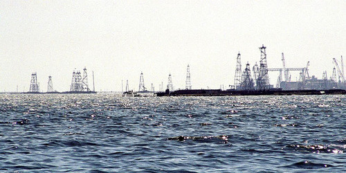 Oil derricks. Photo: Bruno Girin on Flickr https://ru.wikipedia.org Oil derricks. Photo: Bruno Girin on Flickr https://ru.wikipedia.org