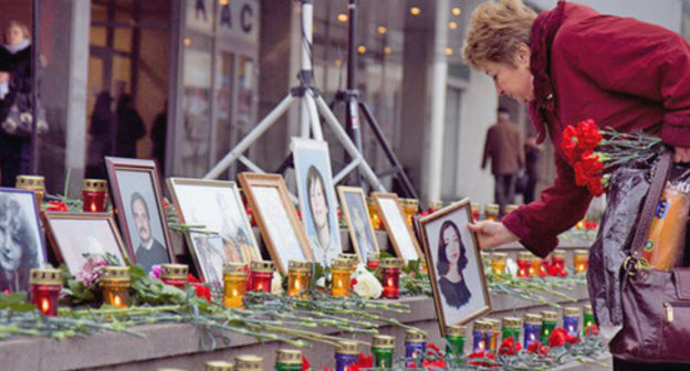 A memory action dedicated to "Nord-Ost" victims. Mosciw, October 26, 2011. Photo: Yuri Timofeyev (RFE/RL) A memory action dedicated to "Nord-Ost" victims. Mosciw, October 26, 2011. Photo: Yuri Timofeyev (RFE/RL)