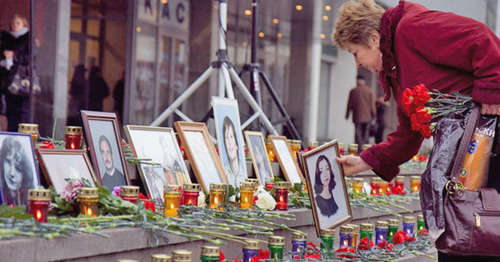 A memory action dedicated to "Nord-Ost" victims. Mosciw, October 26, 2011. Photo: Yuri Timofeyev (RFE/RL) A memory action dedicated to "Nord-Ost" victims. Mosciw, October 26, 2011. Photo: Yuri Timofeyev (RFE/RL)