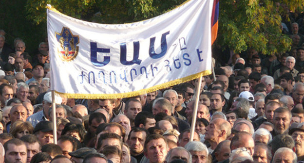 Sign on the banner: ‘Soldiers-liberators together with people’. Photo by Armine Martirosyan for the ‘Caucasian Knot’. Sign on the banner: ‘Soldiers-liberators together with people’. Photo by Armine Martirosyan for the ‘Caucasian Knot’.