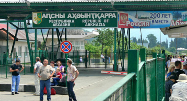 Russian-Abkhazian border checkpoint in Adler. Photo: user:DILIN https://ru.wikipedia.org Russian-Abkhazian border checkpoint in Adler. Photo: user:DILIN https://ru.wikipedia.org
