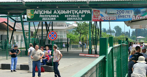 Russian-Abkhazian border checkpoint in Adler. Photo: user:DILIN https://ru.wikipedia.org Russian-Abkhazian border checkpoint in Adler. Photo: user:DILIN https://ru.wikipedia.org