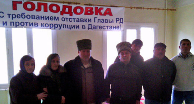 Participants of a hunger-strike demanding the resignation of the Dagestani leader Ramazan Abdulatipov. Makhachkala, October 29, 2014. Photo: regional office of ‘Spravedlivaya Rossiya’ Party, http://www.spravedlivo.ru Participants of a hunger-strike demanding the resignation of the Dagestani leader Ramazan Abdulatipov. Makhachkala, October 29, 2014. Photo: regional office of ‘Spravedlivaya Rossiya’ Party, http://www.spravedlivo.ru