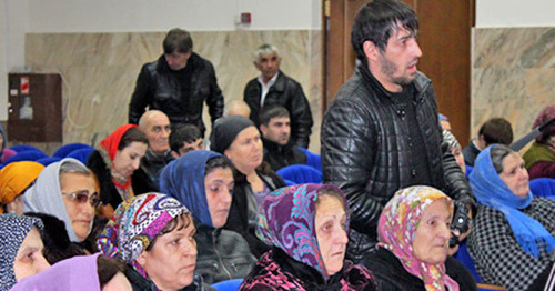 Relatives of disappeared Chechen residents who received genetic passports. Grozny, October 28, 2014. Photo: ‘Molodezhnaya Smena’ newspaper, http://msmena.ru Relatives of disappeared Chechen residents who received genetic passports. Grozny, October 28, 2014. Photo: ‘Molodezhnaya Smena’ newspaper, http://msmena.ru