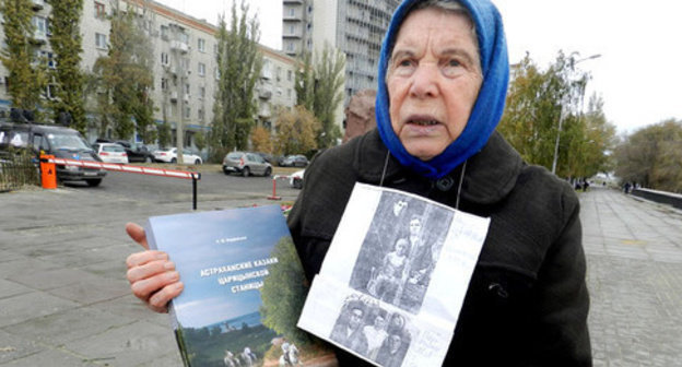 Participant of the rally in commemoration of political repressions victims, Volgograd, October 30, 2014. Photo by Tatiana Filimonova for the ‘Caucasian Knot’. Participant of the rally in commemoration of political repressions victims, Volgograd, October 30, 2014. Photo by Tatiana Filimonova for the ‘Caucasian Knot’.