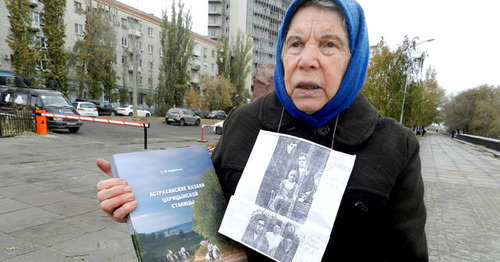 Participant of the rally in commemoration of political repressions victims, Volgograd, October 30, 2014. Photo by Tatiana Filimonova for the ‘Caucasian Knot’. Participant of the rally in commemoration of political repressions victims, Volgograd, October 30, 2014. Photo by Tatiana Filimonova for the ‘Caucasian Knot’.