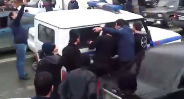 Mosque in Hungarian Fighters Street was cordoned off by law enforcers trying to detain mosque-goers. Makhachkala, October 31, 2014. Screenshot from the video posted by the ‘Caucasian Knot’. Mosque in Hungarian Fighters Street was cordoned off by law enforcers trying to detain mosque-goers. Makhachkala, October 31, 2014. Screenshot from the video posted by the ‘Caucasian Knot’.