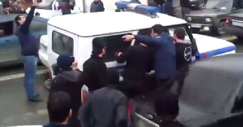 Mosque in Hungarian Fighters Street was cordoned off by law enforcers trying to detain mosque-goers. Makhachkala, October 31, 2014. Screenshot from the video posted by the ‘Caucasian Knot’. Mosque in Hungarian Fighters Street was cordoned off by law enforcers trying to detain mosque-goers. Makhachkala, October 31, 2014. Screenshot from the video posted by the ‘Caucasian Knot’.