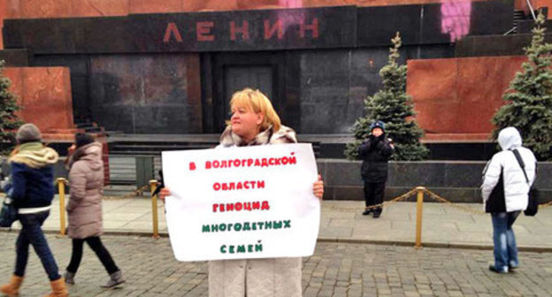 Nadezhda Kireeva standing at the Lenin Mausoleum in a picket, Moscow, October 31, 2014. Photo by Ekaterina Maldon. Nadezhda Kireeva standing at the Lenin Mausoleum in a picket, Moscow, October 31, 2014. Photo by Ekaterina Maldon.