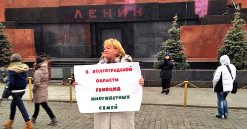 Nadezhda Kireeva standing at the Lenin Mausoleum in a picket, Moscow, October 31, 2014. Photo by Ekaterina Maldon. Nadezhda Kireeva standing at the Lenin Mausoleum in a picket, Moscow, October 31, 2014. Photo by Ekaterina Maldon.