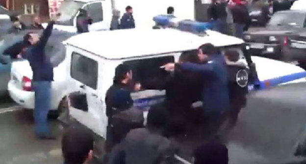 The mosque located in Hungarian Fighters Street is cordoned off by the law enforcers who try to detain the mosque-goers. Makhachkala, October 31, 2014. Screenshot of a video by the "Caucasian Knot" http://www.youtube.com/ The mosque located in Hungarian Fighters Street is cordoned off by the law enforcers who try to detain the mosque-goers. Makhachkala, October 31, 2014. Screenshot of a video by the "Caucasian Knot" http://www.youtube.com/