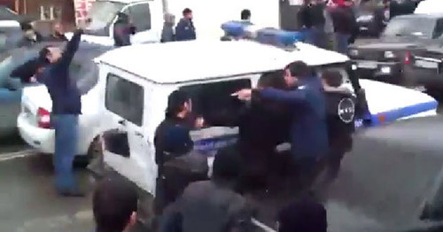 The mosque located in Hungarian Fighters Street is cordoned off by the law enforcers who try to detain the mosque-goers. Makhachkala, October 31, 2014. Screenshot of a video by the "Caucasian Knot" http://www.youtube.com/ The mosque located in Hungarian Fighters Street is cordoned off by the law enforcers who try to detain the mosque-goers. Makhachkala, October 31, 2014. Screenshot of a video by the "Caucasian Knot" http://www.youtube.com/