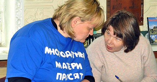 Mothers of many children Nadezhda Kireeca (to the left) and Olga STepanova. Photo by Tatyana Filimonova for the "Caucasian Knot" Mothers of many children Nadezhda Kireeca (to the left) and Olga STepanova. Photo by Tatyana Filimonova for the "Caucasian Knot"