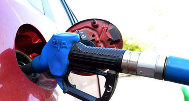 Fueling a car. Photo by Oleg Pchelov for the "Caucasian Knot" Fueling a car. Photo by Oleg Pchelov for the "Caucasian Knot"