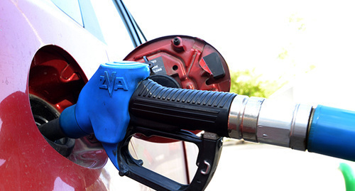 Fueling a car. Photo by Oleg Pchelov for the "Caucasian Knot" Fueling a car. Photo by Oleg Pchelov for the "Caucasian Knot"