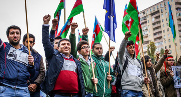 During the action, speeches were interrupted by protesters who were shouting slogans: "Resign!", "Freedom!", "Azerbaijan!" Photo by Aziz Karimov for the ‘Caucasian Knot’. During the action, speeches were interrupted by protesters who were shouting slogans: "Resign!", "Freedom!", "Azerbaijan!" Photo by Aziz Karimov for the ‘Caucasian Knot’.