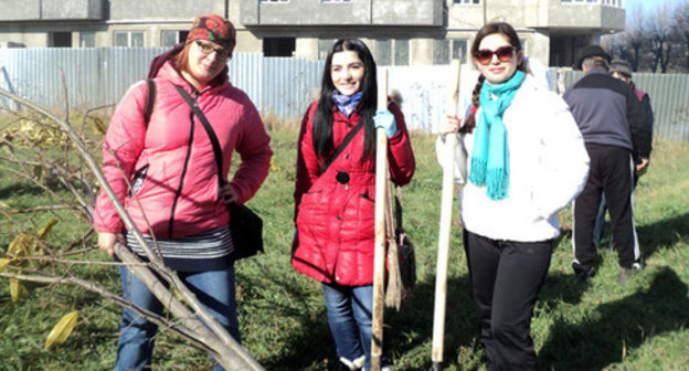 Participants of ecological action ‘Days of Green Culture’. Nalchik, November 9, 2014, Photo by Lyudmila Maratova for the ‘Caucasian Knot’. Participants of ecological action ‘Days of Green Culture’. Nalchik, November 9, 2014, Photo by Lyudmila Maratova for the ‘Caucasian Knot’.