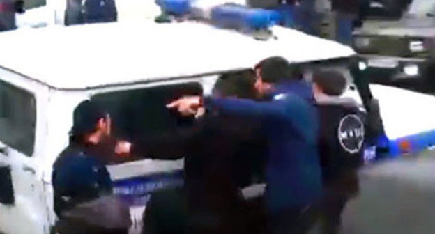 The mosque located in Hungarian Fighters Street is cordoned off by the law enforcers who try to detain the mosque-goers. Makhachkala, October 31, 2014. Screenshot of a video by the "Caucasian Knot" http://www.youtube.com/ The mosque located in Hungarian Fighters Street is cordoned off by the law enforcers who try to detain the mosque-goers. Makhachkala, October 31, 2014. Screenshot of a video by the "Caucasian Knot" http://www.youtube.com/