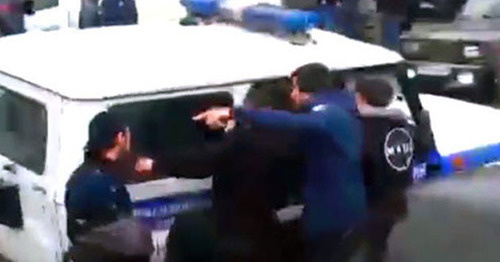 The mosque located in Hungarian Fighters Street is cordoned off by the law enforcers who try to detain the mosque-goers. Makhachkala, October 31, 2014. Screenshot of a video by the "Caucasian Knot" http://www.youtube.com/ The mosque located in Hungarian Fighters Street is cordoned off by the law enforcers who try to detain the mosque-goers. Makhachkala, October 31, 2014. Screenshot of a video by the "Caucasian Knot" http://www.youtube.com/