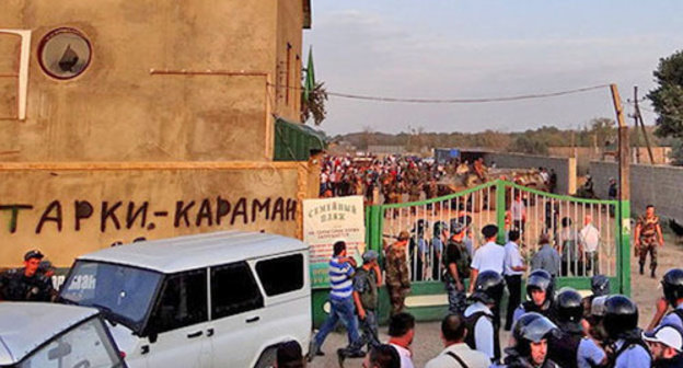 Riots in the territory of Karaman, Dagestan, Kumtorkalin Region. August 21, 2013. Photo by Murad Muradov for the ‘Caucasian Knot’. Riots in the territory of Karaman, Dagestan, Kumtorkalin Region. August 21, 2013. Photo by Murad Muradov for the ‘Caucasian Knot’.
