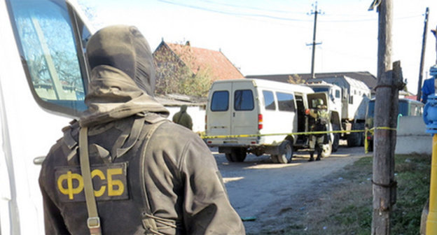 Law enforcement officer. Photo: http://nac.gov.ru/nakmessage/2014/11/05/v-kabardino-balkarii-obnaruzhena-i-unichtozhena-laboratoriya-po-izgotovleniyu-.html Law enforcement officer. Photo: http://nac.gov.ru/nakmessage/2014/11/05/v-kabardino-balkarii-obnaruzhena-i-unichtozhena-laboratoriya-po-izgotovleniyu-.html