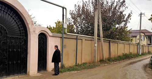 House in the outskirts of Makhachkala where hunger strike is taking place. November 2014. Photo by Patimat Makhmudova for the ‘Caucasian Knot’. House in the outskirts of Makhachkala where hunger strike is taking place. November 2014. Photo by Patimat Makhmudova for the ‘Caucasian Knot’.