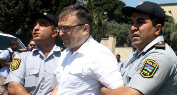 Detention of the leader of "Republican Alternative" Civil Movement Ilgar Mamedov, June 12, 2012. Photo: Turkhan Kerimov (RFE/RL) Detention of the leader of "Republican Alternative" Civil Movement Ilgar Mamedov, June 12, 2012. Photo: Turkhan Kerimov (RFE/RL)