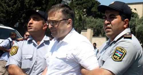 Detention of the leader of "Republican Alternative" Civil Movement Ilgar Mamedov, June 12, 2012. Photo: Turkhan Kerimov (RFE/RL) Detention of the leader of "Republican Alternative" Civil Movement Ilgar Mamedov, June 12, 2012. Photo: Turkhan Kerimov (RFE/RL)