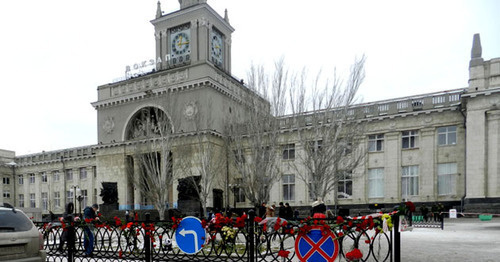Flowers on the metal fence near the railway station. Volgograd, January 1, 2014. Photo by Tatyana Filimonova for the "Caucasian Knot" Flowers on the metal fence near the railway station. Volgograd, January 1, 2014. Photo by Tatyana Filimonova for the "Caucasian Knot"