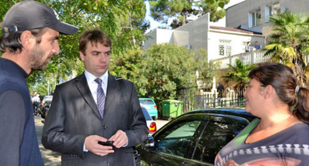 Mardiros Demerchyan and his wife talking to their advocate Alexander Popkov (in the centre). Photo by Svetlana Kravchenko for the ‘Caucasian Knot’. Mardiros Demerchyan and his wife talking to their advocate Alexander Popkov (in the centre). Photo by Svetlana Kravchenko for the ‘Caucasian Knot’.
